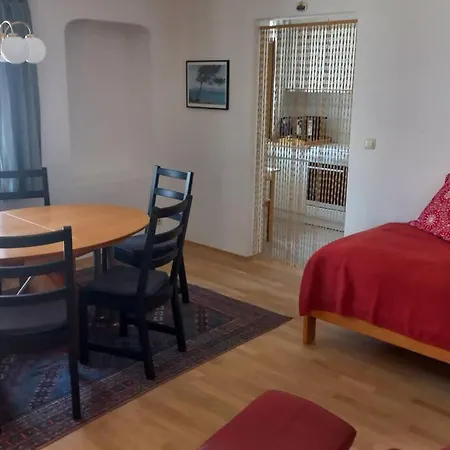 Mit Grossem Innenhof Und Garten Apartment *
