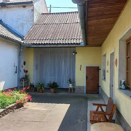 Mit Grossem Innenhof Und Garten