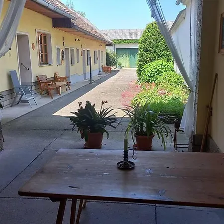 Apartment Mit Grossem Innenhof Und Garten *